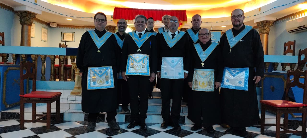 Irmãos da Loja reunidos no templo
