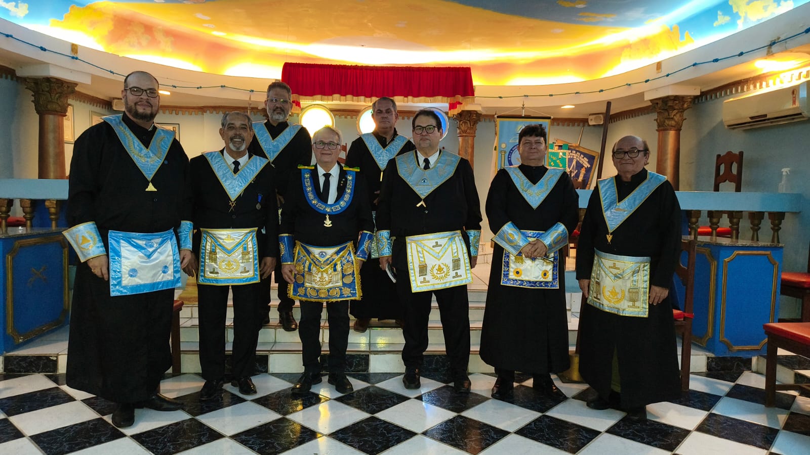 Irmãos reunidos em sessão na ARLS DCLO